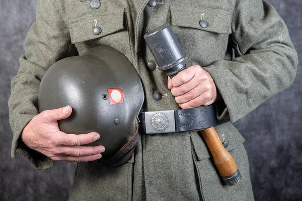 Gürtel Und Helm Des Deutschen Soldaten Einer Jacke Aus Dem — Stockfoto