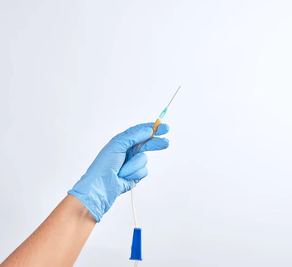 Hand Blauwe Steriele Handschoen Houdt Plastic Pipet Systeem Witte Achtergrond — Stockfoto