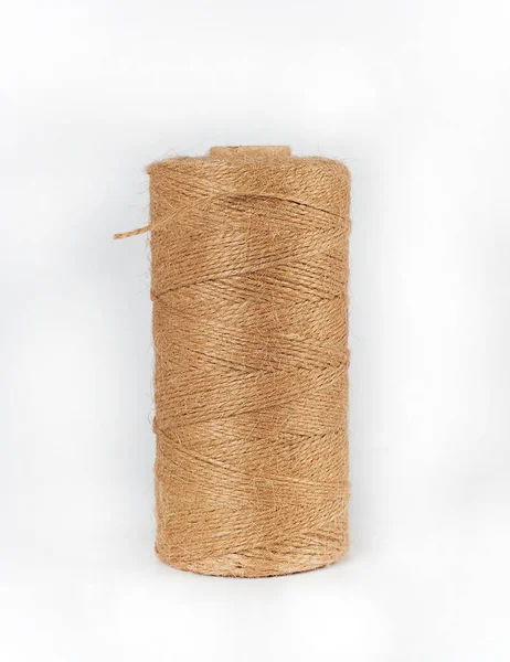 Gewickeltes Braunes Seil Auf Weißem Hintergrund Nahaufnahme — Stockfoto