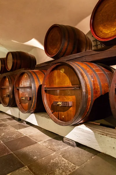 창고에 와인을 주통에는 포도주를 납골당 이탈리아 포르투 포르투갈의 시원하고 어두운 — 스톡 사진