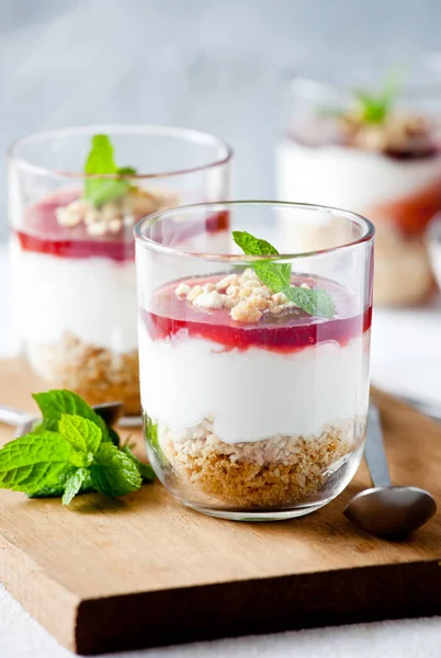 Några Glas Hemlagad Jordgubbscheesecake — Stockfoto