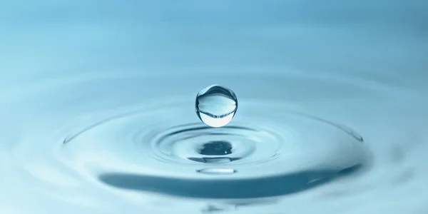 Крапля Води Впадає Блакитну Воду Утворюючи Брижі Крупним Планом — стокове фото