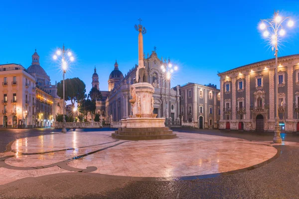 卡塔尼亚的多摩广场 与卡塔尼亚的象征圣阿加萨大教堂和利奥楚大教堂在西西里的夜晚 — 图库照片