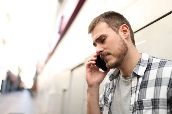 Triste Homem Sozinho Falando Telefone Reclamando Rua — Fotografia de Stock