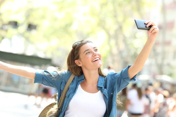 Happy Millennial Teen Taking Selfies Smart Phone Street — Stock Photo, Image