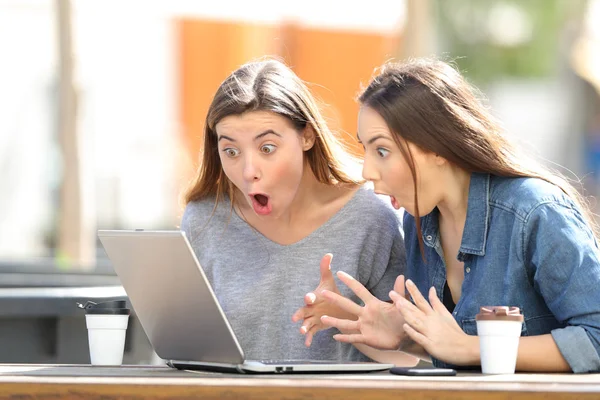 Amigos Asombrados Encontrando Contenido Medios Línea Portátil Sentado Parque — Foto de Stock