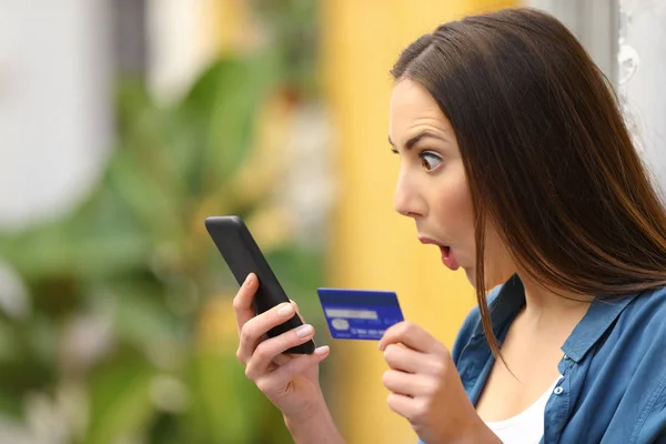 Amazed Woman Finding Surprising Offers Buying Online Smart Phone Credit — Stock Photo, Image