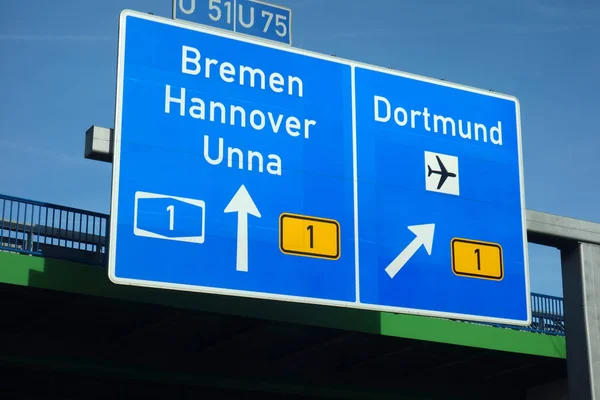 Bundesautobahnausfahrt Bremen Hannover Unna Dortmund Flughafen U51 U75 — Stockfoto