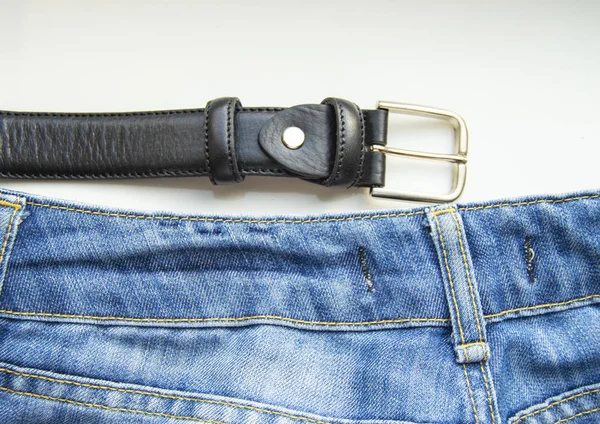 Jeans Azul Pulseira Couro Preto Isolado Fundo Branco Roupas Casuais — Fotografia de Stock