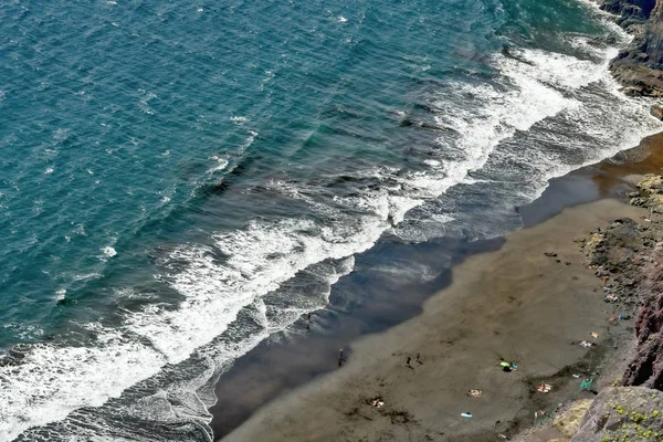 Turkoois Blauwe Atlantische Oceaan Met Witte Golven Een Diagonale Snede — Stockfoto