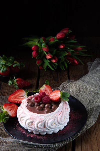 과일과 초콜릿을 곁들인 가벼운 파블로바 — 스톡 사진
