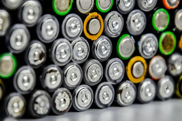 Αλάτι Και Αλκαλικές Μπαταρίες Πηγή Ενέργειας Για Φορητή Τεχνολογία Μπαταρίες — Φωτογραφία Αρχείου