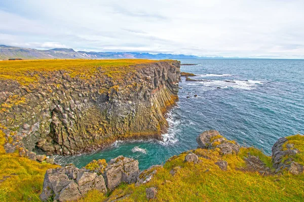 Steile Kliffen Een Kleurrijke Kust Bij Arnarstopi Ijsland — Stockfoto