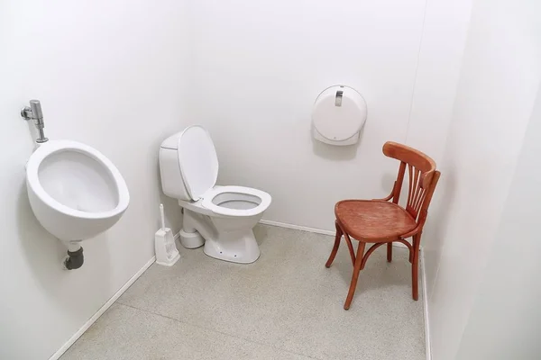 Veřejná Fialová Podivnou Židlí Umístěnou Uvnitř — Stock fotografie