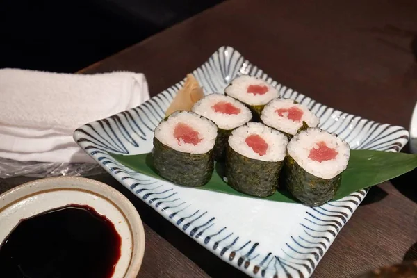 Sushi Geserveerd Een Japans Restaurant — Stockfoto