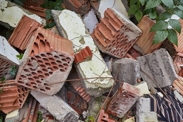 Trümmerhaufen Eines Zerstörten Gebäudes Überwiegend Dachziegel Und Ziegel — Stockfoto