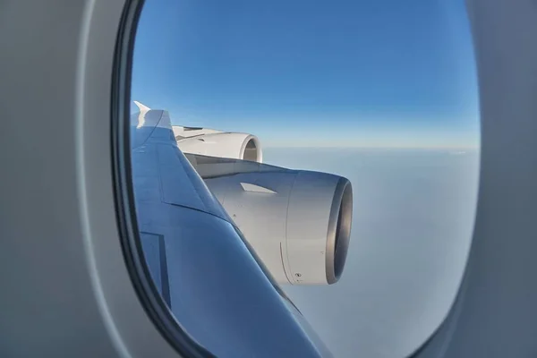 Velké Tryskové Motory Čtyřmotorového Širokoplošného Pohledu Okna Letadla Během Letu — Stock fotografie