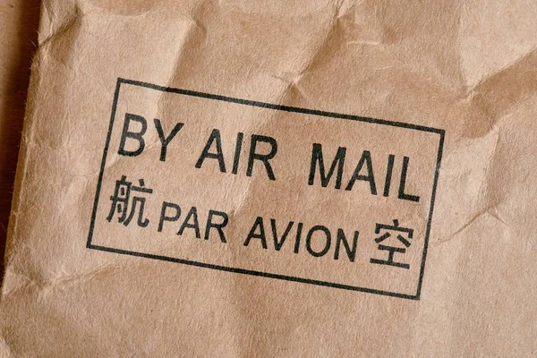Luftpostschild Auf Einem Paket Das Auch Auf Französisch Und Chinesisch — Stockfoto