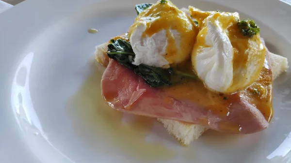 Eggs Benedict Toasted Bread Spinach Poached Eggs — Stock Photo, Image