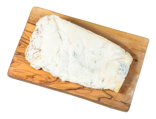 白い背景に分離されたオリーブ木まな板の上ローカル イタリア ゴルゴンゾーラ ソフト ブルー チーズの部分の平面図 — ストック写真