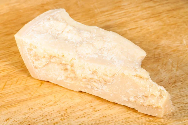 Pedazo Queso Duro Italiano Local Parmigiano Reggiano Parmesano Sobre Tabla —  Fotos de Stock