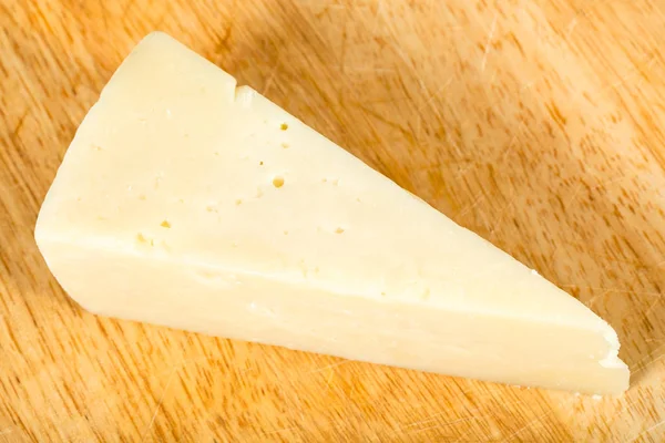 가벼운 보드에 이탈리아 로마노 치즈의 조각의 — 스톡 사진