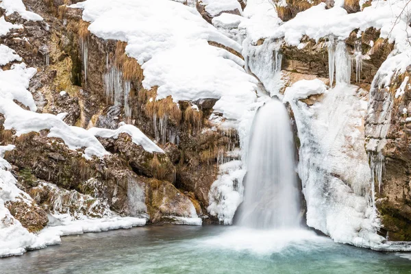 冬にはガルミッシュ パルテンキルヒェン州ファラント近くのクフルフト クリークの小さな滝 — ストック写真