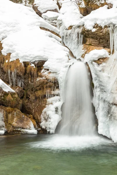 冬にはガルミッシュ パルテンキルヒェン州ファラント近くのクフルフト クリークの小さな滝 — ストック写真