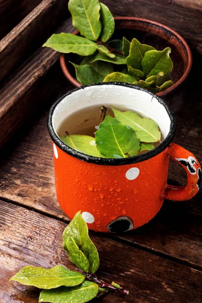 Kräutertee Mit Lorbeerblatt Auf Hölzernem Hintergrund — Stockfoto