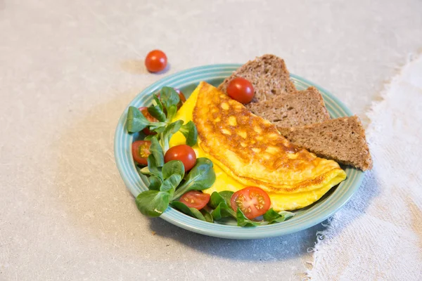 Frittata Fatta Casa Con Insalata Sul Piatto Concetto Cibo Sano — Foto Stock