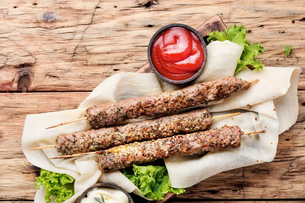 Agneau Grillé Lula Kebab Avec Sauce Sur Planche Bois Plat — Photo
