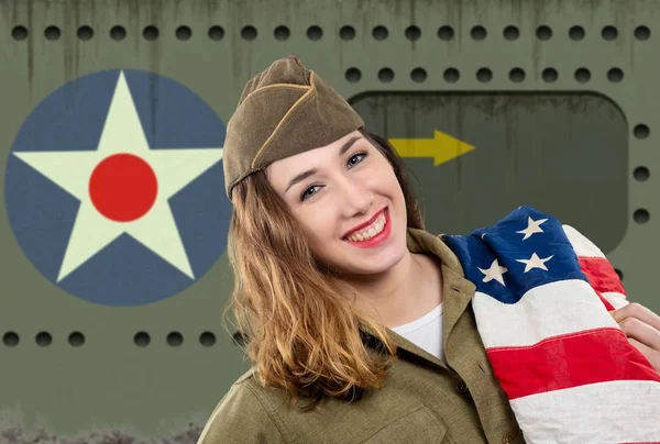 Ganska Ung Kvinna Ww2 Uniform Oss Med Amerikanska Flaggan — Stockfoto