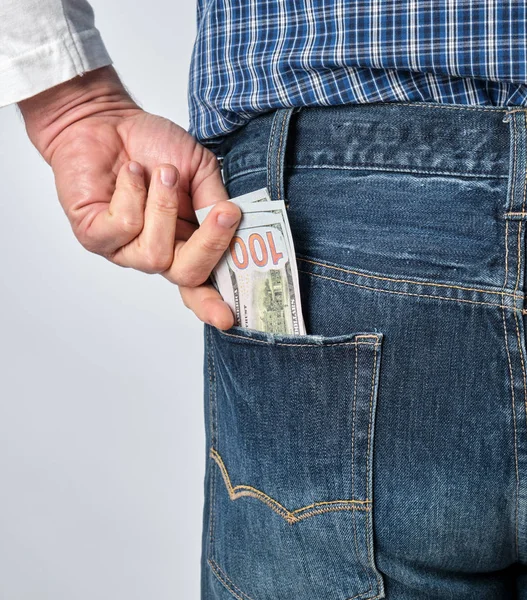 Mann Blauem Karohemd Und Jeans Steckt Papier Amerikanische Dollar Die — Stockfoto