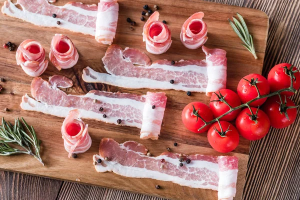 Tiras Tocino Con Tomates Cherry Romero Tablero Madera — Foto de Stock