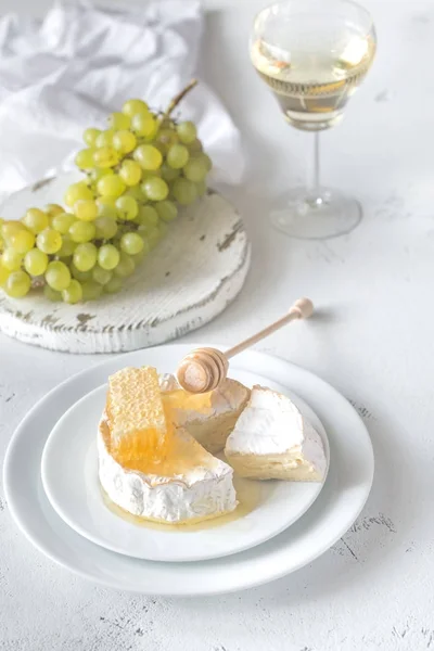 葡萄和白葡萄酒的Camembert — 图库照片