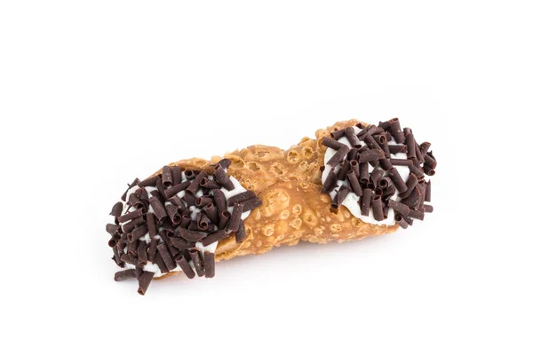 Cannolo Siciliano Com Flocos Chocolate Isolado Sobre Fundo Branco — Fotografia de Stock