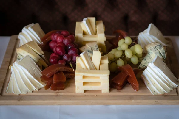 Sýrový Talíř Různými Sýry Včetně Brie Čedaru Plísňového Sýra Podávaný — Stock fotografie