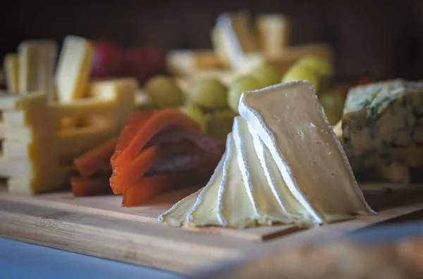 Peynir Tabağı Peynir Çedar Peyniri Mavi Peynir Dahil Üzümle Servis — Stok fotoğraf