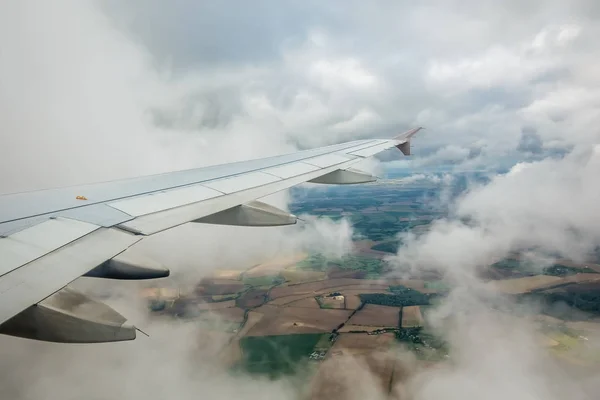 Bulutların Ngiliz Kırsalının Üzerinde Uçan Bir Uçağın Kanat Manzarası — Stok fotoğraf