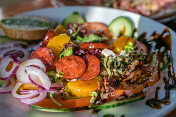 Nahaufnahme Eines Frischen Würzigen Spanischen Chorizo Sommersalats Einem Weißen Teller — Stockfoto