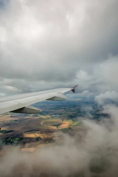 Bulutların Ngiliz Kırsalının Üzerinde Uçan Bir Uçağın Kanat Manzarası — Stok fotoğraf