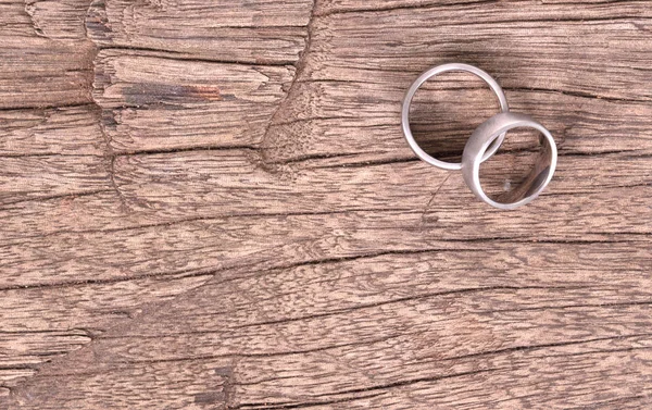 Anéis Casamento Isolados Madeira Velha Foco Seletivo — Fotografia de Stock