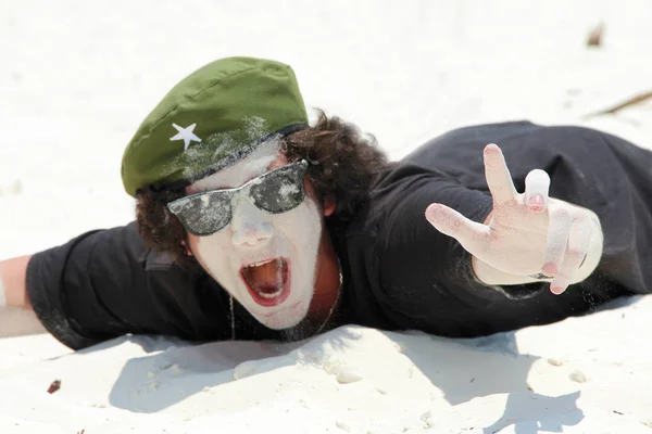 Seorang Pria Muda Berkacamata Hitam Berbaring Pantai Berpasir Putih Dan — Stok Foto