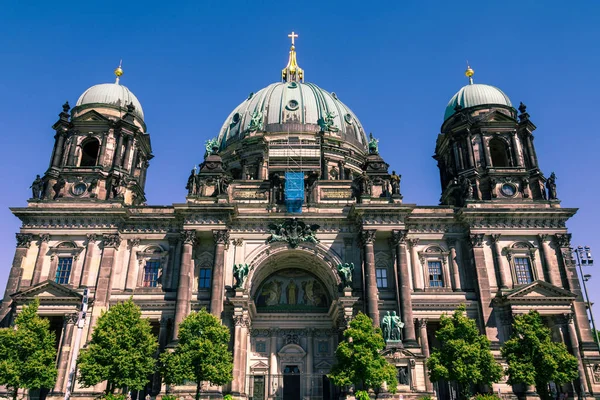 德国历史名城柏林的柏林大教堂 也被称为柏林大教堂 在一个阳光明媚的夏日 它的外景 — 图库照片