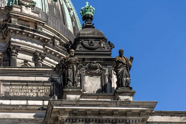 位于德国历史名城柏林的多姆柏林 Dom Berliner 也就是柏林大教堂 Berlin Cathedral 屋顶上的雕塑作品的密切外部视图 — 图库照片