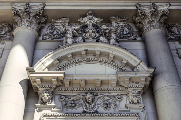 Vista Exterior Cerca Una Composición Escultórica Sobre Entrada Dom Berliner —  Fotos de Stock