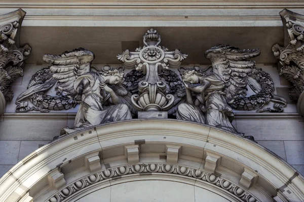 Vista Exterior Cerca Una Composición Escultórica Sobre Entrada Dom Berliner —  Fotos de Stock
