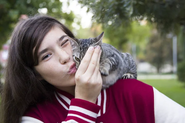 Herfst Zonnige Foto Van Een Tiener Meisje Knuffelen Haar Kat — Stockfoto