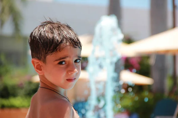 Menino Fundo Borrado Uma Piscina Com Uma Fonte Férias Hotel — Fotografia de Stock