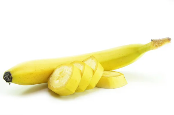 Rijp Gele Bananen Met Gesneden Bananen Een Witte Achtergrond — Stockfoto